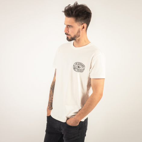 camiseta motera IN SPARKS WE TRUST color crudo detalle delante