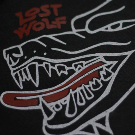 Sudadera motera WILD WOLF detalle serigrafia